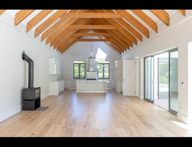 4 BEDROOM HOUSE SOLD IN CONSTANTIA